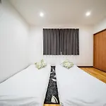 梟の宿 岛之内2号馆 步行200M至道顿堀! 徒步5分钟日本桥站! 心斋桥8分钟 黑门市场15分种徒步圈内 !中央区66平方2间房可住7人